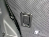 荷室からリアシート動かす事ができます。
