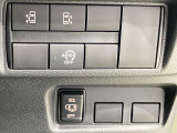 運転席側から両側スライドドアの開閉ができます