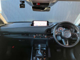 フロントピラーの位置を従来よりも後方にレイアウト。運転席からの視界の広がりを向上。車両の周囲の状況を、いち早く知ることで、安全に運行できます。