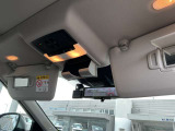 後席に3人乗車や荷物が多い時でも、後方が見られるインテリジェントルームミラー