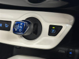 【シフトレバー】近年のハイブリッド車特有のスマートなシフトレバー。身近に触れるポイントですが、先進的で近未来のような印象を受けますね。