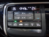運転席からも手が届きやすく、操作しやすい空調コントロールパネル。シンプルな操作でスッキリしたデザインです。 外の天気が変わっても、室内はいつも快適空間で運転に集中できますね。