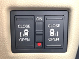 【両側パワースライドドア】スマートキーや運転席のスイッチで後席両側スライドドアの開閉が可能♪電動だから力を入れてドアを開ける必要が無く、小さなお子様でも簡単に開け閉めでき快適です♪