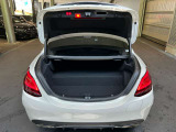ゆったりとしたトランクルームでございます。たくさんのお荷物の車載が可能でございます。