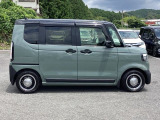 狭い駐車場でも、スライドドアならチャイルドシートへのお子さまの乗降や荷物の積載もスムーズ。とても便利な【両側電動スライドドア】ドアハンドを少し引くだけでリアドアが自動開閉します。