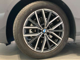 BMWの純正アロイホイールは軽量かつ強度にも優れているホイールで走行性能を引き上げる設計になっております。足元にもBMWは妥協がなくこだわっている個所になります。