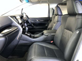 高いホールド性で運転姿勢が安定します。長距離ドライブでも疲れにくいのが魅力です。快適なドライビングライフをお送りください♪