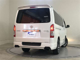 バックカメラが付いているので後方確認が非常にしやすいです。今や運転初心者も熟練者も必須装備!ついていて損はないですね♪