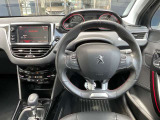 プジョーの特徴でもある小径ハンドル。女性の方でも運転しやすいです