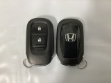スマートキーを装備しています。鍵を差し込むことなくドアロックの開け閉めと、スタートボタン操作でのエンジンスタートができます。スペアキーも同じものを用意しております。
