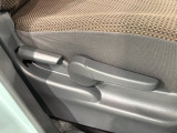 シートハイトアジャスターが付いているので運転姿勢を調整するのに便利ですね。身長に合ったシートポジションは安全運転や疲労軽減にもつながります。