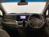 車内は光触媒抗菌消臭施工済です。スタイリッシュなデザインでスポーティなインパネ周りを演出します。グローブボックスやカップホルダーのほかにトレーなどたくさんの収納スペースが付いています。