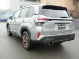 左右のコンビネーションランプをつなぐように高い位置に軸を配し、ロアボディの厚みとワイド感を強調