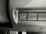 電動式バックドアです。 荷物を持ったままでもボタン一つで自動的に開け閉めできるので便利ですよ。 挟み込み防止機能も付いていますのでお子様の手や荷物を挟み込むのを防いでくれますよ。