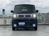 スイッチひとつでスライドドアは自動解錠&自動オープン。荷物で両手がふさがって いても、携帯リモコンを取り出すことなく、スマートに操作できるワンアクションパワースライドドア (後席両側)