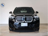 【BMWの伝統-1】BMWの特徴的な&ldquo;キドニーグリル&rdquo;は、80年以上続く伝統の形でございます。変わらないこだわりのデザインが、プレミアムブランド&ldquo;BMW&rdquo;を創り出します。