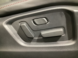 運転席にはパワーシートを装備!シート位置を記憶するメモリー機能付きなのでご夫婦で2名分セットすると便利です♪