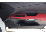 e-latch  降車時に後方から車が近づいている時はドアを開かないようにする安心機能。