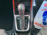 フロア6ATです。高級感あふれるシルバーステッチのシフトブーツ!シルバーコンソールオーナメント!