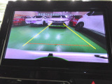 バックカメラの画像です。ガイドラインがスムースな車庫入れをサポートいたします。車庫入れの安心感がアップしますね。