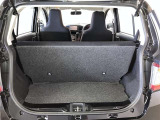バックドアを上げた状態です。シートを倒せば荷室のスペースが広くなります!用途に合わせて快適な室内を!