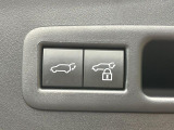 【パワーバックドア】スマートキーや運転席のボタンを押すだけでリアゲートが自動で開閉します!荷物を持っている時や、高い位置にあるバックドアを閉める際に便利な機能です♪