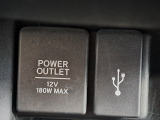 電源ソケットやUSBの接続は前席で可能です。