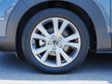 18インチ純正アルミホイールを装備。タイヤサイズは215/55R18となります。