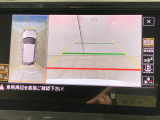 ギアをリバースに入れると車両後方の映像を映し出します。画面にはガイドラインが表示され、車庫入れや縦列駐車などの際に安全確認をサポートします。