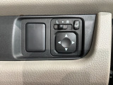 狭い駐車場で便利な電動格納ドアミラーが付いています。