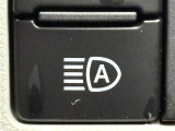 【オートハイビーム(AHB)】フロントウインドウガラス上部に設置された前方カメラにより、前方車両のランプや街路灯などの明るさを判定し、自動的にハイビームとロービームを切り換えてくれます!