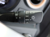 オートマチックハイビームとは、先行車や対向車のライトを認識し、ハイビームとロービームを自動で切り替える機能です。夜道の視界を確保します。詳細は販売店スタッフまでおたずねください。