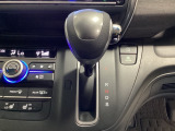 CVT車のセレクトレバーです。低速から高速まで、変速ショックのないスムーズな走りを実現するとともに、エンジン効率のよい領域を維持することで燃費にも貢献します。