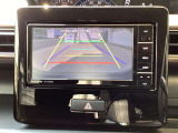カラーで後方映像をモニターに映し出してくれるので、ショッピングモールのような狭い駐車場であったとしても障害物を見つけ、楽々駐車することができますね。