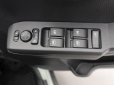パワーウィンドウのスイッチです。 運転席に居ながら助手席の窓を開け閉めできるので便利ですよ。 ロック機能も付いてるので子供がイタズラして窓を開けるという事もできなくできますよ。