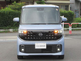 【LEDヘッドランプ】ハロゲンヘッドランプの約2倍の光量でより明るく遠くを照射。視認性、長寿命、省電力に優れ、スタイリッシュな白光色も魅力