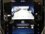 後方映像を11.6インチディスプレイに表示し、ステアリング連動ガイドラインが駐車をサポート。さらに後退時はリヤ4センサーが障害物を検知し、必要に応じてブレーキが作動します。