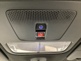 【SOSボタン】体調が悪くなったときや、事故に遭遇したとき、あおり運転にあっている時など、緊急時にボタンを押すと緊急サポートセンターにつながり、オペレーターが警察・救急への取次ぎを行います。