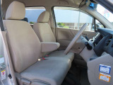 運転席と助手席はゆったりと座れるベンチシートタイプになっています。