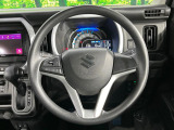 インテリアに合わせたデザインのステアリングは、運転される方のことも考え、運転しやすい形状、大きさです。是非一度、実際に触ってお確かめください。