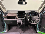 Aピラーの傾斜やヒップポイントの位置を最適化。ひらけた前方視界とノンストレスな運転姿勢で快適なドライブが楽しめます。