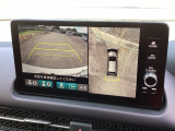 バックギアに入れますとご覧のような画像に自動的に切り替わります。車庫入れ時に役立ちます。