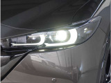 【LEDヘッドライト】悪天候や夜間走行時も良好な視界を確保し安心して運転できる高輝度LEDヘッドライトを装備。明るい上に点灯速度が早く消費電力も抑えられています。