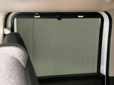 まぶしい陽射しの時でも子供の安眠をさまたげないロ-ルサンシェ-ドが付いて直射日光を防ぎます!!