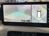 【アラウンドビューモニター】車を上から見下ろしているかのような映像で周囲の状況がひと目で確認、狭い駐車場に駐車するときも安心です♪