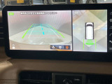 【アラウンドビューモニター】車を上から見下ろしているかのような映像で周囲の状況がひと目で確認、狭い駐車場に駐車するときも安心です♪
