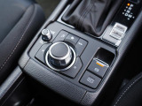 マツダコネクトを操作するコマンダーコントロールです。運転中に自然と手の触れる位置に配置されています。