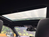 【サンルーフ】開放感たっぷりの希少装備、サンルーフが装着されています!車内に明かりを取り入れたり景色を楽しむ以外にも、車内の空気も簡単に換気できて快適です!