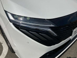 対向車がいてもハイビームを維持できるアダプティブLEDヘッドライト。先行車や対向車の有無に応じてハイビームの照射パターンを変化させ、常に視認性の高い状態が維持されます。