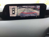 360&deg;ビューモニターでは前後左右4つのカメラ映像をさまざまな走行状況に応じて切り替えてセンターディスプレイに表示することで、駐車時や狭い道でのすれ違い時、見通しの悪い交差点進入時でも安心感を高めます